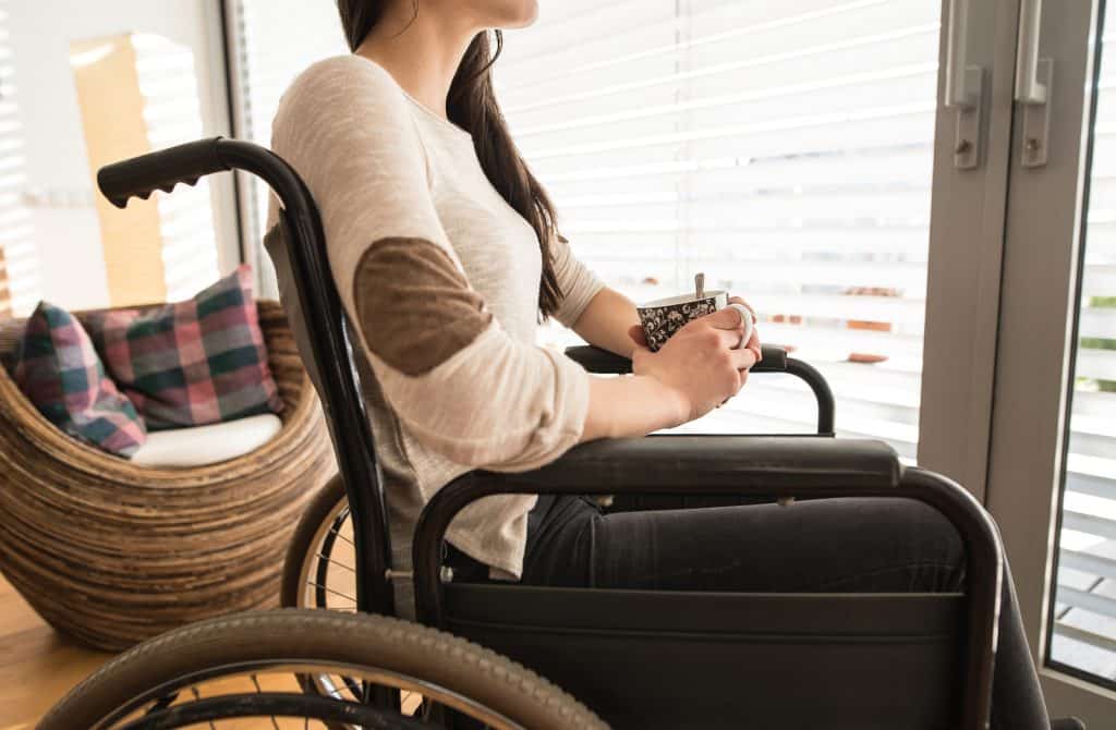 אישה לא מזוהה על כיסא גלגלים
